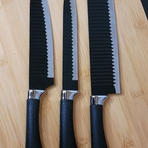 Black 6 piece  or red 8 piece knife set